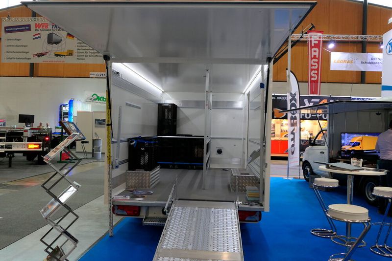 Das Münsteraner Unternehmen Evels fahrzeugbau stellte auf dem ZKF-Gemeinschaftsstand den neuen „Backliner“ auf einem TGE-Fahrgestell von MAN vor.   (Bild: Wenz | VCG)