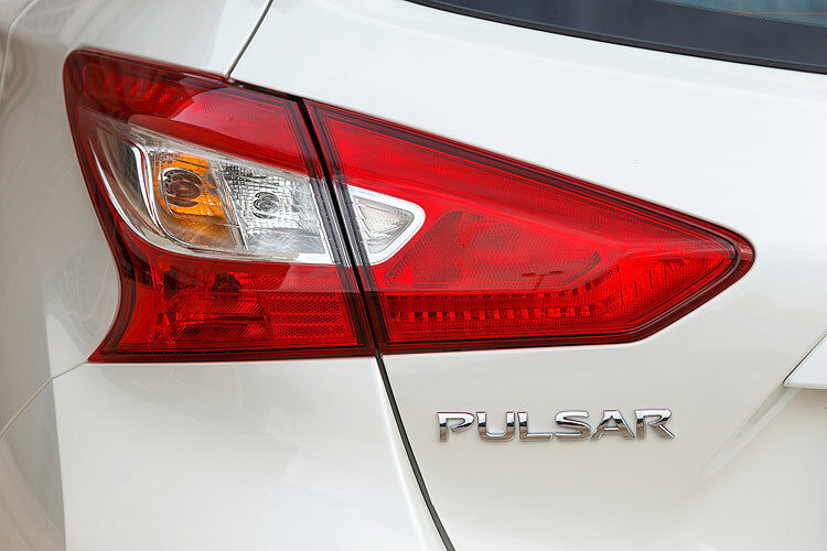 Die markante Zeichnung des Autos zeigt sich unter anderem an den Heckstrahlern. (Foto: Nissan)