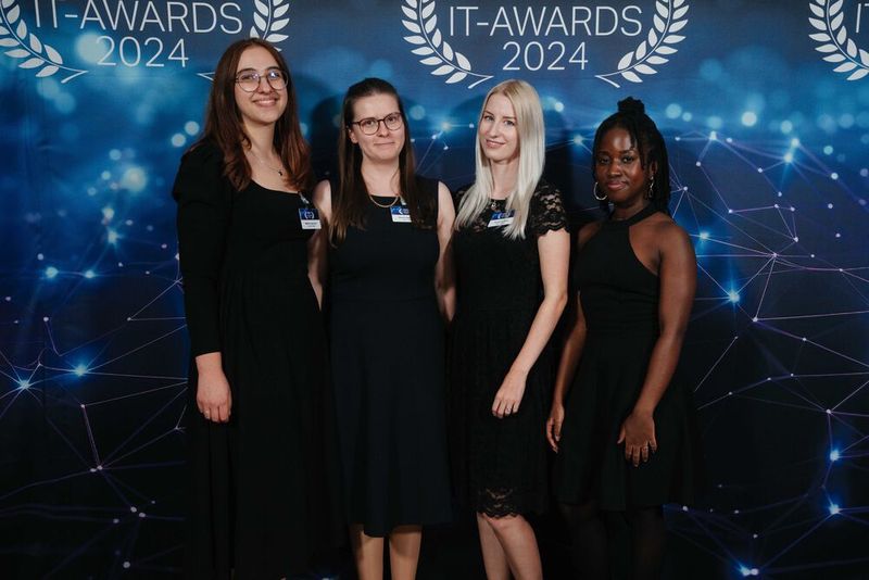 Milena Hammerl, Sarah Stellinger, Paulina Schwab und Lauryn Akuffo von den Vogel IT-Medien. (Bild: Manuel Emme Fotografie)