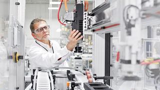 Die Verlagerung der Antriebstechnik direkt in die Maschine spart Platz, verringert den Verkabelungsaufwand und optimiert die Energiebilanz. (Bild: Bosch Rexroth)