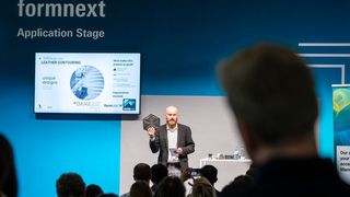 Die Formnext 2024 setzt wieder auf das Multistage-Konzept in Sachen Fachvorträge zur additiven Fertigung. Hier ein Schnappschuss von der letzten Application-Stage. Es gibt dann noch die Technology-Stage und die Industry-Stage. Wer will, kann jetzt Referent werden ... (Bild: Mesago / M. Kutt)