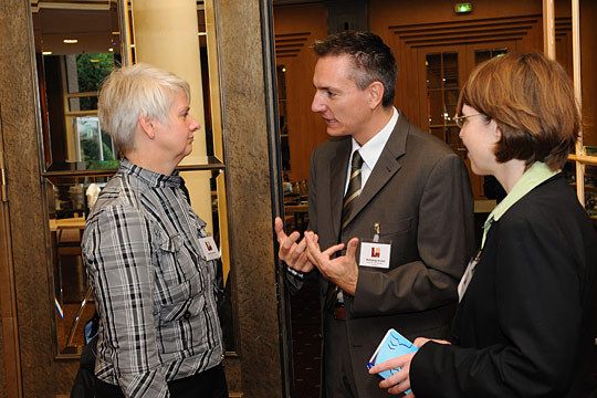 ZDK-Geschäftsführerin Birgit Behrens, »kfz-betrieb«-Chefredakteur Wolfgang Michel und Organisationschefin Dr. Karin Bayha diskutieren über die Besonderheiten des Kongresses. (Archiv: Vogel Business Media)