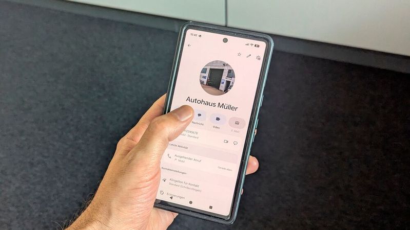 Ist die Digitalisierung gescheitert? Zwei Drittel der Kunden rufen an, und viele andere kommen gleich persönlich ins Autohaus.(Bild:  Simon – VCG)