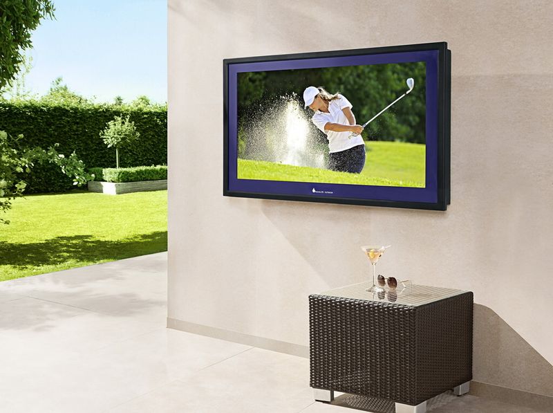 Bei www.proidee.de gibt es den Aqualite Outdoor Fernseher AQLH 42 vom englischen Spezialisten für Allwetter-TVs und Außenmonitore. So kann man für 7.199 Euro beispilesweise Fußball im freien genießen. (www.proidee.de)