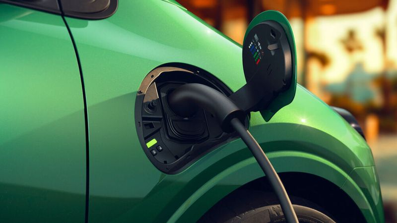 Mit bis zu 50 kW lässt sich der Twingo betanken. Das ist nicht sonderlich flott, doch angesichts der kleinen Batterie in den meisten Fällen wohl ausreichend. (Bild: Renault)