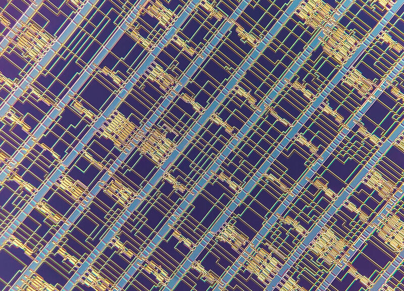 Mikroskopbild eines modernen, mit Feldeffekttransistoren aus Kohlenstoff-Nanoröhrchen aufgebauten Mikrocontrollers.  (MIT / Felice Frankel)
