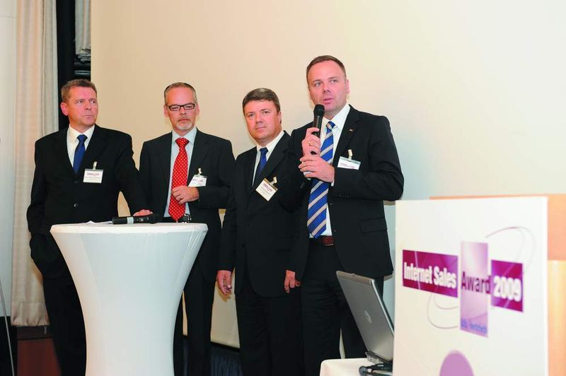 Diskutierten über die Qualität der Internetstrategien der Kfz-Betriebe: Hans-Heiner Lüdemann, Vertriebsdirektor BDK, Frank Leclaire, Leiter des Außendienstes bei Autoscout 24, Achim Kreyenpoth, Vertriebsleiter der Region Südwest bei der BDK, und Peter Lorenzen, Leiter Vertrieb bei Auto- scout 24. (Archiv: Vogel Business Media)