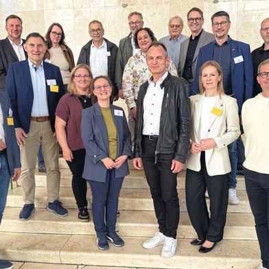 Ein Gruppenbild zur Erinnerung an den Besuch in der hessischen Medienanstalt. Dort fand die erste PR-Werkstatt des Landesverbands für die Obermeister seiner Innungen statt. (Bild: Landesverband des Kfz-Gewerbes Hessen)
