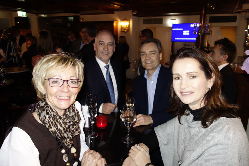 (v. l.) Andrea Minkley und Katja Neumann mit Richard Kick, Risikoversicherung München; und Thomas Kessler, Sapphire. (Bild: IT-BUSINESS)