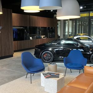 Die Markenvertretung ist im modernen Lounge-Stil eingerichtet.(Bild:  Renault)