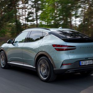 Das Basis-Modell des GV60 setzt auf zwei E-Motoren und kommt so auf eine Systemleistung von 234 kW/318 PS.(Bild:  Genesis)