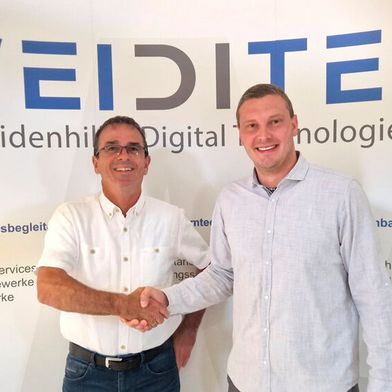 von links: Armin Baumann, Geschäftsführer Softing und Stefan Brosig, ehemaliger Geschäftsführer Weiditec. Brosig leitet nun den Standort in Ingolstadt. (Bild: 
Softing Automotive Electronics GmbH
)