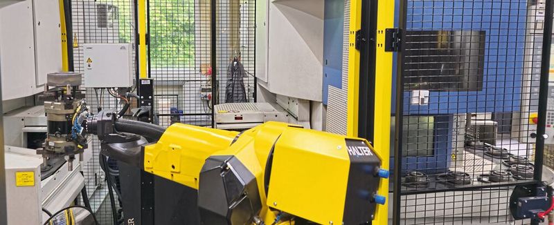 Der Roboter ist zwischen den beiden vertikalen Drehmaschinen vom Typ Emag VL5i positioniert. Auf jeder Maschine wird eine Seite des Radkerns bearbeitet.(Bild:  Räder-Vogel)