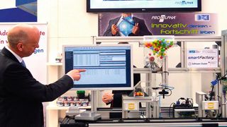 Der Demonstrator zeigt, wie die Produktionssysteme vertikal mit den betriebswirtschaftlichen Prozessen im ERP-System vernetzt sind. (Bild: Bernd Hartmann/TU Darmstadt)