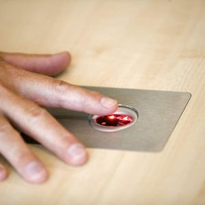 Der IT-Leitstand ist mit einer Biometrie-Lösung mit Fingerabdruck-Erkennung ausgestattet. Dadurch wird beispielsweise ein nahtloser Schichtwechsel am Arbeitsplatz gewährleistet. 