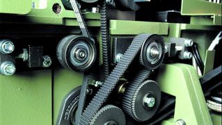 Zahnriemenantrieb in einer Textilmaschine. Es ist wirtschaftlich, die Riemenstandzeit dem Intervall der Maschinenwartung anzupassen. (Archiv: Vogel Business Media)