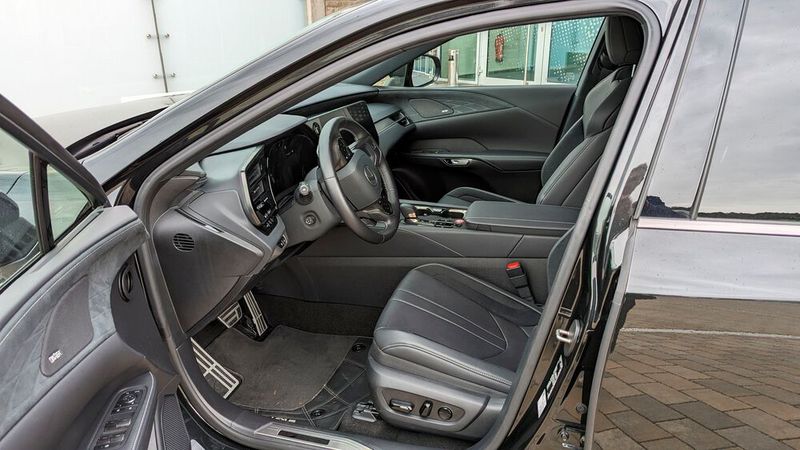 4. Der Innenraum: Der Testwagen kam in der Variante „F Sport“. Lenkrad und Schalthebel sind hier mit perforiertem Leder bezogen, Pedale und Zierleisten aus Aluminium. Generell steht aber auch in der sportlichsten Variante RX 500 h der Fahrkomfort im Mittelpunkt. Das sieht man auch den eher leger als unterstützend geschnittenen Sitzen an. (Bild: Rosenow – VCG)