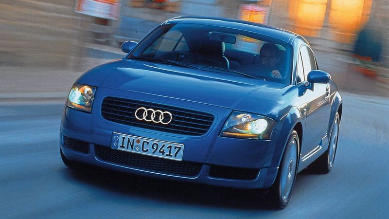 Im April 2005 kam die Sonderedition TT quattro Sport, auch TT QS genannt, auf den Markt,  limitiert auf 1.168 Stück. In dieser Modellversion leistete der 1,8-Liter-Turbomotor bei höherem Ladedruck 176 kW (240 PS) – damit war der TT quattro Sport der leistungsstärkste TT mit Turbomotor. Die Gewichtsverteilung wurde optimiert, indem die Batterie wie im VR6-Modell im Heck untergebracht wurde.  (Bild: Audi AG)