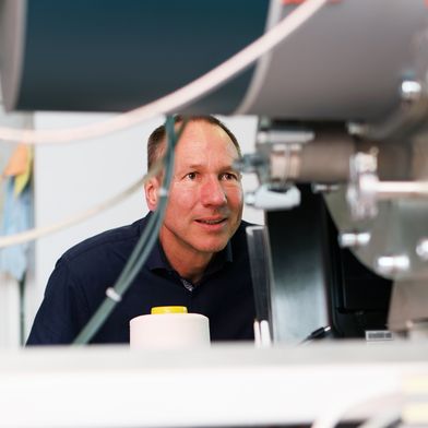 Empa-Forscher Dirk Hegemann entwickelt Materialien und Technologien für PFAS-freie Textilien. (Bild: Empa)