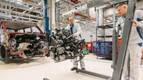 Ausbau des Motors eines alten Volkswagen T6, bevor dieser demontiert wird. (Bild: Volkswagen AG)