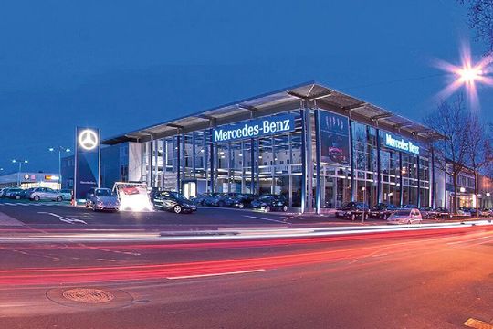 Von außen ist Kunzmann ein Autohaus aus Glas und Beton, innen aber ist es ein digitales Autohaus.(Bild:  Matthias Hau)