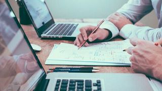 Mit der Entwicklungsumgebung LabVIEW zurechtzukommen ist gerade für Anfänger nicht einfach. Ein Fachbuch erklärt die wichtigsten Grundlagen und verknüpft sie mit Übungsaufgaben.  (gemeinfrei)