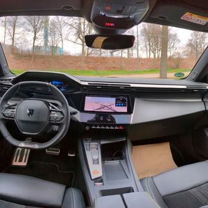 2. Das Cockpit: In diesem Panoramafoto wird deutlich, wie gut die Peugeot-Desiger die Gestaltung von Armaturenbrett und Türtafeln aneinander angeglichen haben. Auch Design und Qualität der Materialien können sich wirklich sehen lassen. Hier lebt sie noch, die französische Eleganz.(Bild:  Rosenow – »kfz-betrieb«)