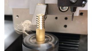 Bei der neuen microone von Zorn Maschinenbau ist einiges modular ausbaubar. Man kann entweder Fräsen oder Vertikaldrehen. Letzteres ist eine neue Bearbeitungsmöglichkeit – entwickelt auf Kundenwunsch. Bei der Option Vertikaldrehen stehen nur vier Achsrichtungen zur Verfügung. Es gebe keinen Revolver, sondern die Werkzeuge seien linear angeordnet, damit man noch produktiver arbeiten könne. (Zorn Maschinenbau)