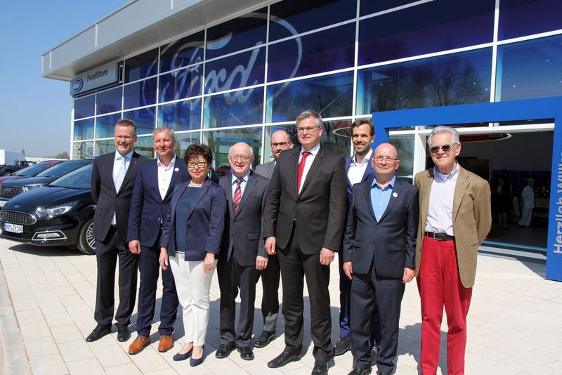 Zur Eröffnung hatte sich das Führungstrio der Hermann-Gruppe – Michael Zimbal (2. v.li.), Margret Ulma (3. v.li.) und Wolfgang Hermann (2. v.re.) – verschiedene Wegbegleiter eingeladen. (Hermann-Gruppe)