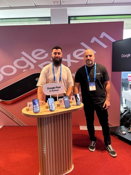 Am Google-Stand mit Tuncay Acay (l.) und Sedat Antil  (Bild: Vogel IT-Medien)