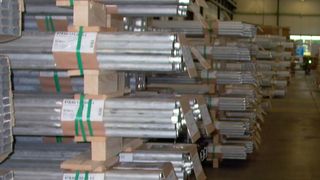 Die Stapelform des Sechseckbundes aus Aluminiumstangen macht den Einsatz spezieller Behälter erforderlich.  (Bild: Herrmann + Hieber)