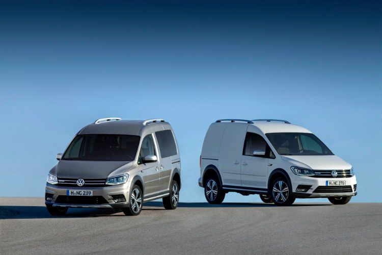 Der Caddy Alltrack als Pkw- und Commercial-Version – letztere ist von beiden Fahrzeugseiten aus durch eine 70 Zentimeter große Schiebetüröffnung zugänglich.  (VW)