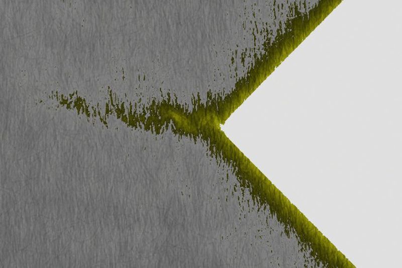 Mit einem Auflösungsvermögen von wenigen Mikrometern soll es dem Fraunhofer-Computertomografen möglich werden, feinste Schäden im Bauteil zu analysieren – wie hier im Bild den Rissfortschritt in der Kerbe einer faserverstärkten Kunststoffprobe. (Fraunhofer-LBF)