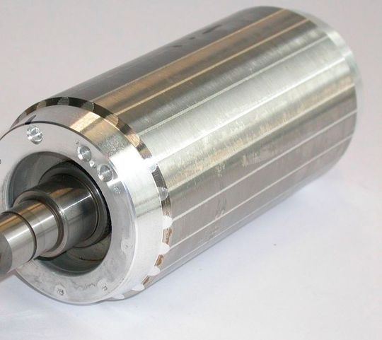 Was man diesem Teil eines Elektromotors nicht gleich ansieht, ist, dass er Magnete hat, in denen das Selten-Erd-Metall Neodym steckt. Damit Deutschland unter anderem sicheren Zugang zu Neodym hat, investiert man jetzt zig Millionen in eine australische Mine.(Bild:  Rare Earth)