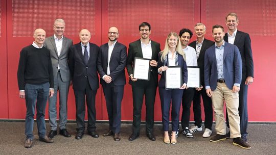 Die Preisverleihung erfolgte im Rahmen der WZL-Vollversammlung im Dezember und unterstrich die Bedeutung wissenschaftlicher Exzellenz für die Zukunft des Maschinenbaus (v. l. n. r.: Prof. Dr. Tilo Pfeifer, Prof. Dr. Christian Brecher, Hans Dieter Wiederhold, Dr.-Ing. Michael Alexander Wiederhold, Maximilian Stary, Kathrin Böttger, Sazvan Saeed, Prof. Dr. Robert Schmitt, Dr.-Ing. Tobias Müller, Prof. Dr. Günther Schuh).(Bild:  WZL/Busch)