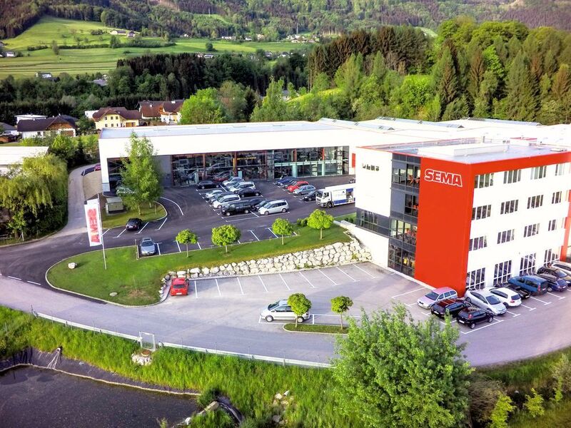 Blick auf den Unternehmenskomplex von Sema Maschinenbau in Traunkirchen in Österreich. (Sema)