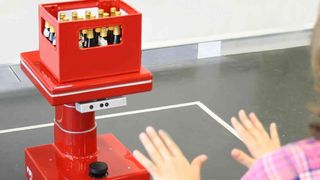 Mittels verschiedener Gesten bekommt FiFi seine Kommandos und nimmt dem Nutzer kleine und große Lasten ab. (Bild: A.Trenkle / KIT / www.kit.edu)