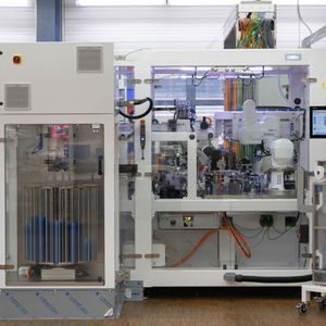 Ernst KNOLL Feinmechanik - Die Automatisierungslösung von Knoll Feinmechanik hat den gesamten Handling- und Verpackungsprozess eines medizinischen Schlauchsets durchgängig standardisiert. Sie umfasst mehrere Prozessschritte: das präzise Ablängen eines Schlauches mit einer Toleranz von +/-2 mm; optional: Fügeprozesse, wie das Bestücken der Schlauchenden mit Konnektoren oder Filtern; das Wickeln des Schlauchs direkt in einen Tiefziehblister hinein; das Verschweißen des Blisters mit einem UDI-konform bedruckten Siegeldeckel.(Bild:  Ernst KNOLL Feinmechanik GmbH)