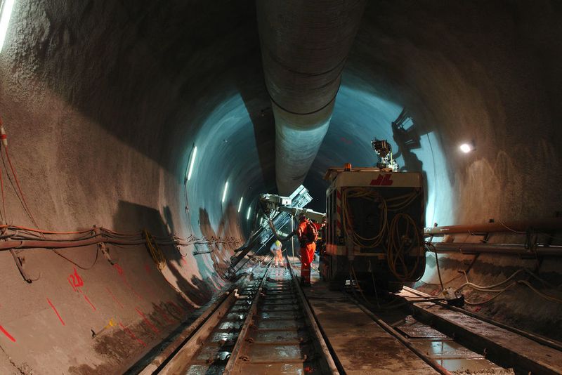 Nach über 20 Jahren Planungs- und Bauzeit wird in der Schweiz die Fertigstellung des Gotthard-Basistunnels gefeiert – der längste Eisenbahntunnels der Welt. Jede Menge Technik sorgt für einen reibungslosen Schienenverkehr. So wird beispielsweise Messtechnik von Endress + Hauser für die Tunnel-Entwässerung eingesetzt. (AlpTransit Gotthard AG)