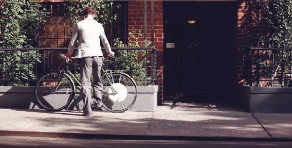 Der FlyKly-Fahrradmotor lässt sich per App steuern und erreicht eine Höchstgeschwindigkeit von bis zu 32 km/h sowie eine Reichweite von knapp 50 Kilometer (FlyKly)