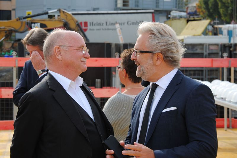 Haben gut lachen: Klaus von der Weppen und Christophe Mittelberger, Vertriebsvorstand Renault Deutschland. (Baeuchle / »kfz-betrieb«)