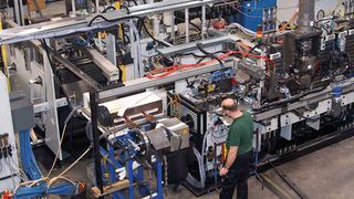 Die Warmumformungsanlage fertigt bis zu 1,5 kg schwere Biegeteile aus einen 24-mm-Stahldraht. (Bild: Schmale Maschinenbau)