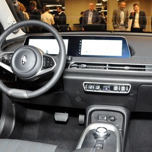 Der Innenraum ist durchaus hochwertig und wird von zwei großen Displays dominiert.(Bild:  Wehner/Vogel Communications Group)