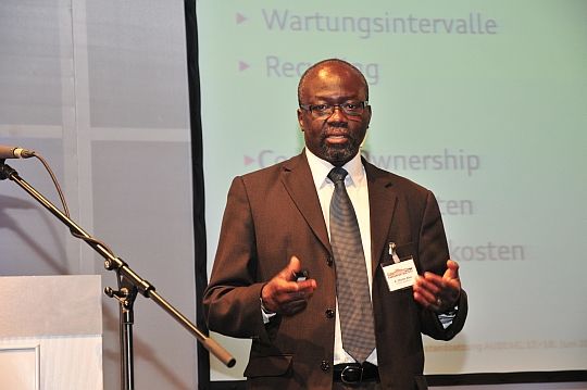 Charles Adou ist Fachmann für Leichtmetallreparatur bei Audi: Niemand weiß besser als er, wie sich der A8 reparieren lässt. (Archiv: Vogel Business Media)