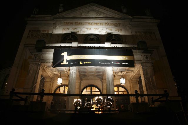 Das Prinzregententheater bei Nacht – im Zeichen der »One Solution«. (Archiv: Vogel Business Media)