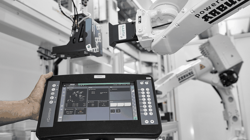 Um die Roboter in der Variante Standalone eigenständig programmieren und bedienen zu können, sind sie mit einem neuen mobilen Bedienpanel ausgestattet.(Bild:  Arburg)