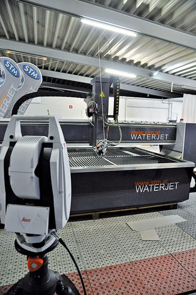 Bild 4: Messung von Punkten entlang der Führungsschiene der Schneidmaschine. (Bild: STM Stein-Moser)