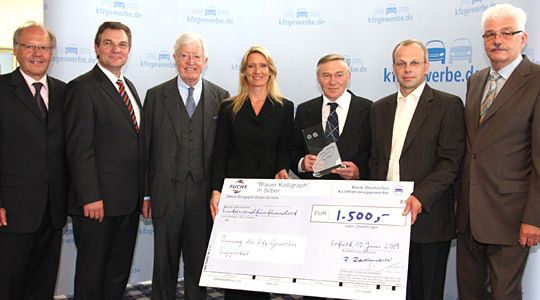 Den Blauen Kalligraphen in Silber erhielt die Innung Wuppertal: (v. li.) Ernst-Robert Nouvertné (LV Nordrhein-Westfalen), Dietmar Neubauer (Fuchs Europe Schmierstoffe), ZDK-Präsident Robert Rademacher, Wetter-Fee Claudia Kleinert, Reiner Schnorr und Jan Vetter (beide Innung Wuppertal) und Dieter Paust (LV Nordrhein-Westfalen). (Archiv: Vogel Business Media)