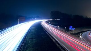 Moderne Fahrzeuge verfügen über eine Vielzahl von Sensoren, Ortungsgeräten und On-Board-Diagnosegeräten. So kann nicht nur die Sicherheit verbessert werden, auch der Verkehrsfluss kann zukünftig über ein intelligentes Ökosystem geregelt werden. (Bild: gemeinfrei // Unsplash)