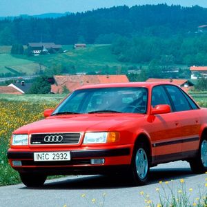 Die Verarbeitung geriet deutlich hochwertiger als die der Vorgängermodelle. Durch Maßnahmen wie Reduzierung der Karosserie-Spaltmaße, konsequente Verwendung höherwertiger Materialien im Innenraum und Einstieg in die Sechszylinder-Klasse, in der die Konkurrenz seit Jahren sicheres Terrain für sich beansprucht hatte, gelang Audi mit dem C4 ein weiterer großer Schritt Richtung Premiumsegment.(Bild:  Audi AG)